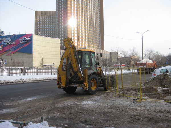 Лужков, уходя, сказал Собянину, что под одним из московских тротуаров зарыт клад (с) Лужков, уходя, сказал Собянину, что под одним из московских тротуаров зарыт клад (с)